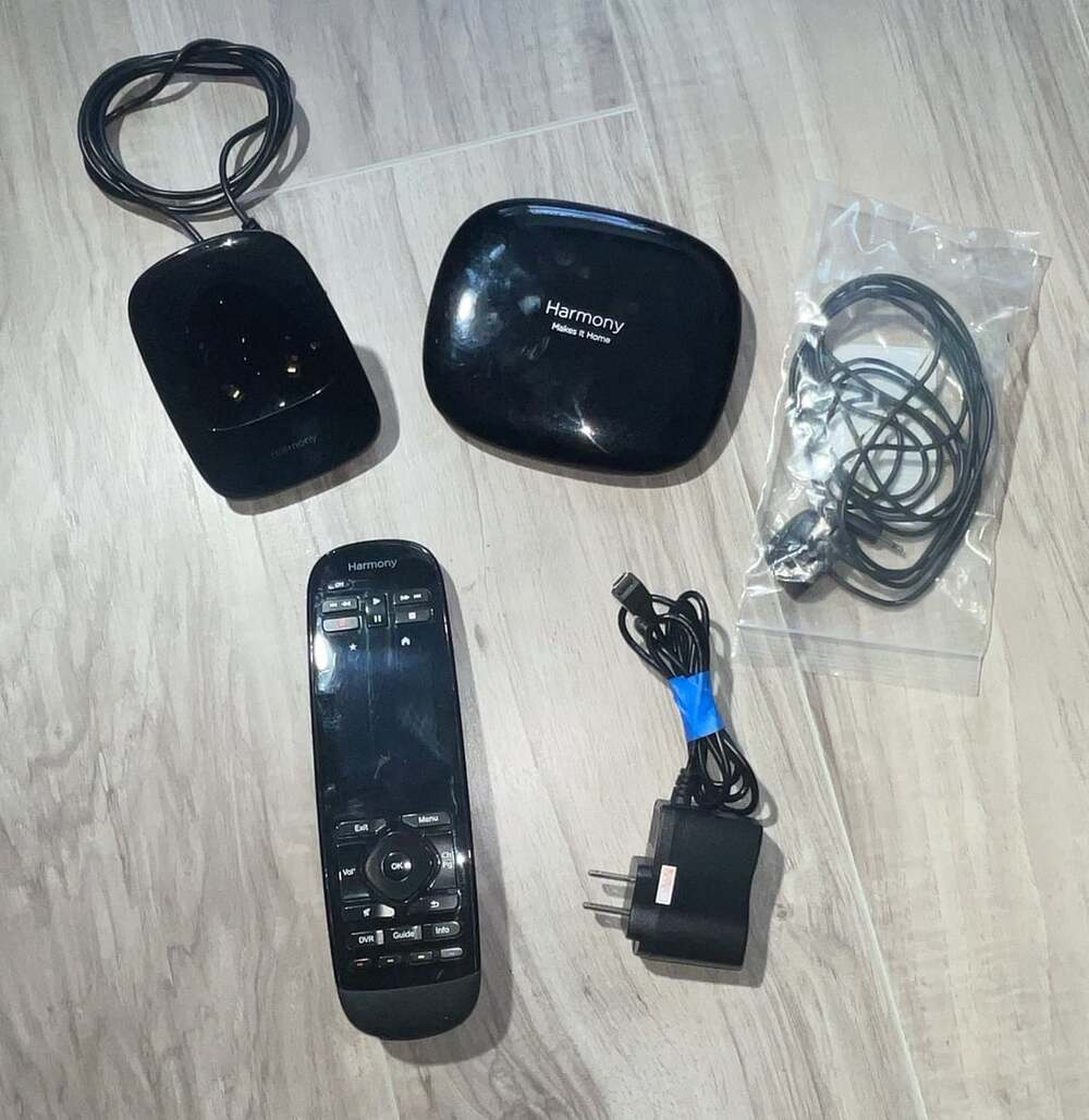 Logitech Harmony Ultimate Remote Control with Charging Dock base ir blaster